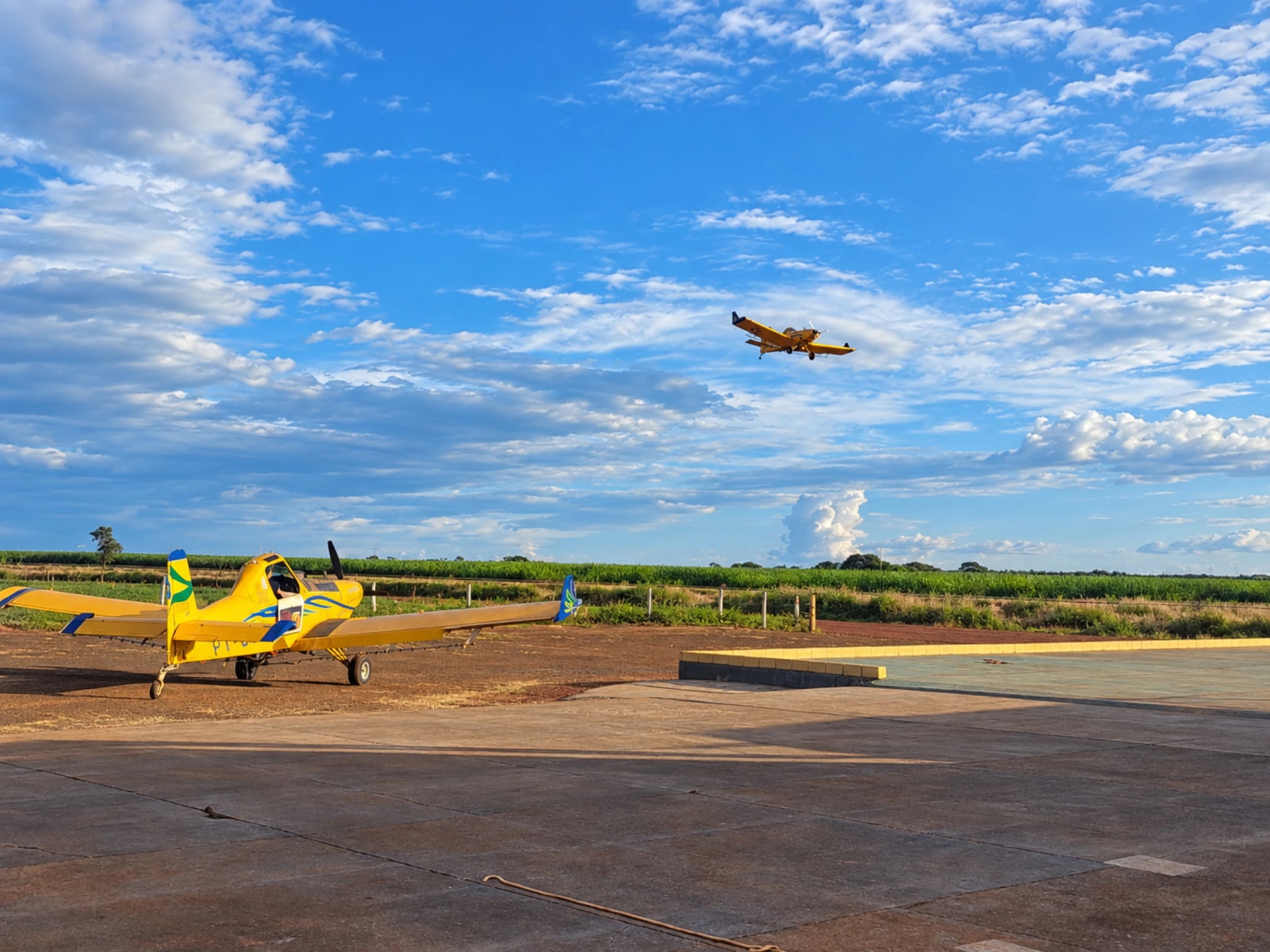 Aeronaves agrícolas da Ataque em sua base operacional