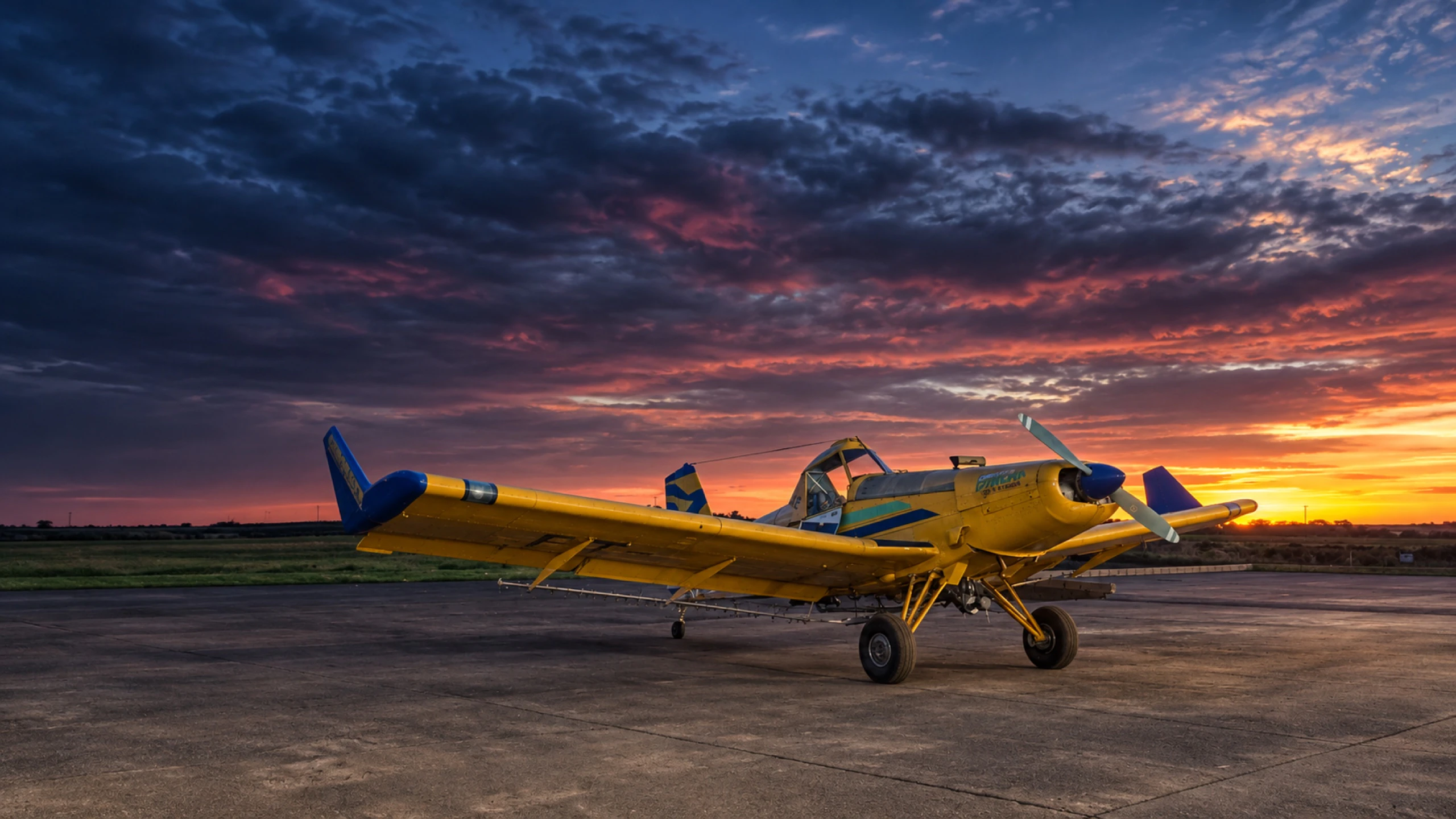 Aeronave agrícola completa da Ataque Aviação ao entardecer