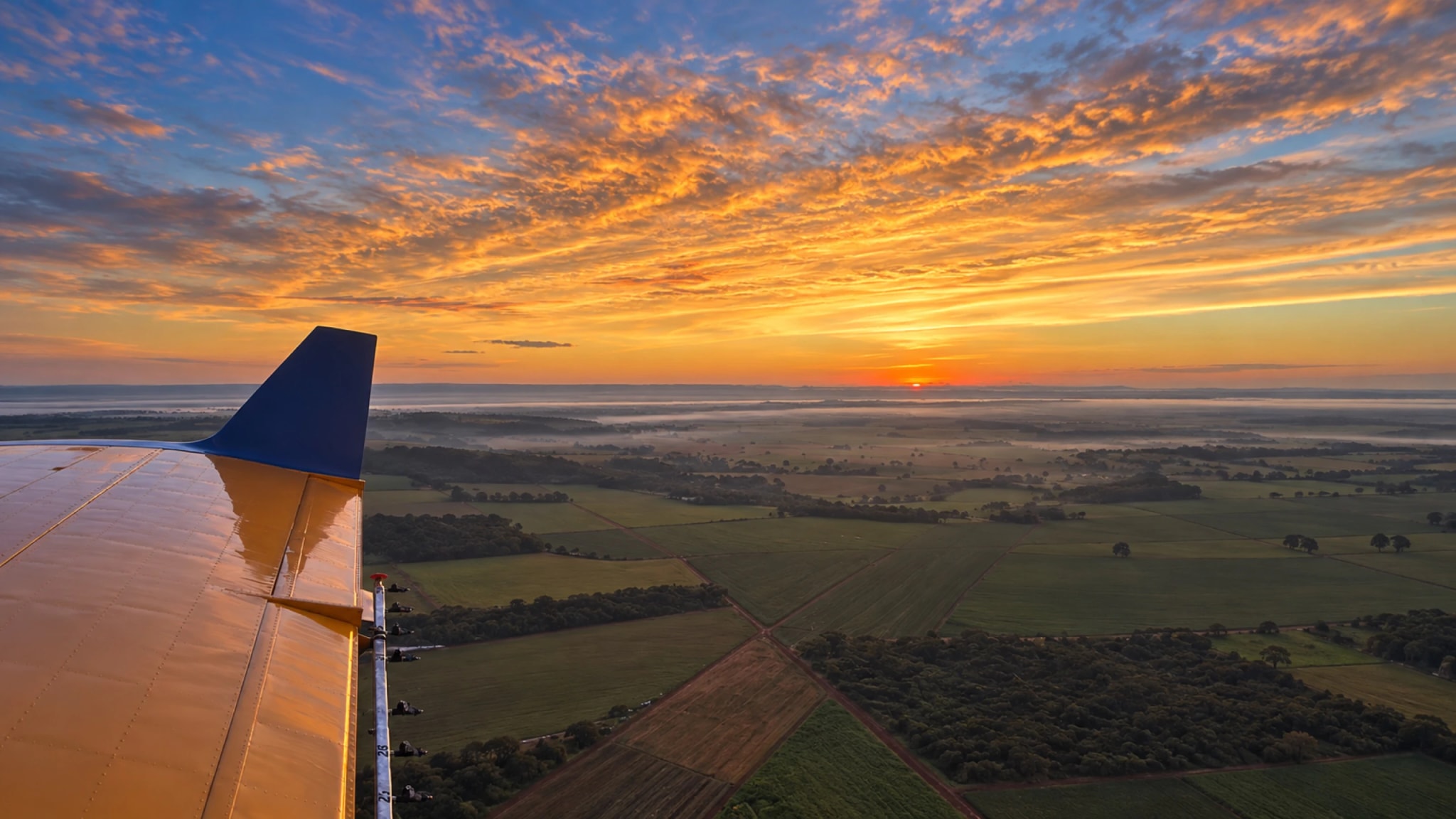 Vista da lavoura a partir de uma aeronave agrícola em voo